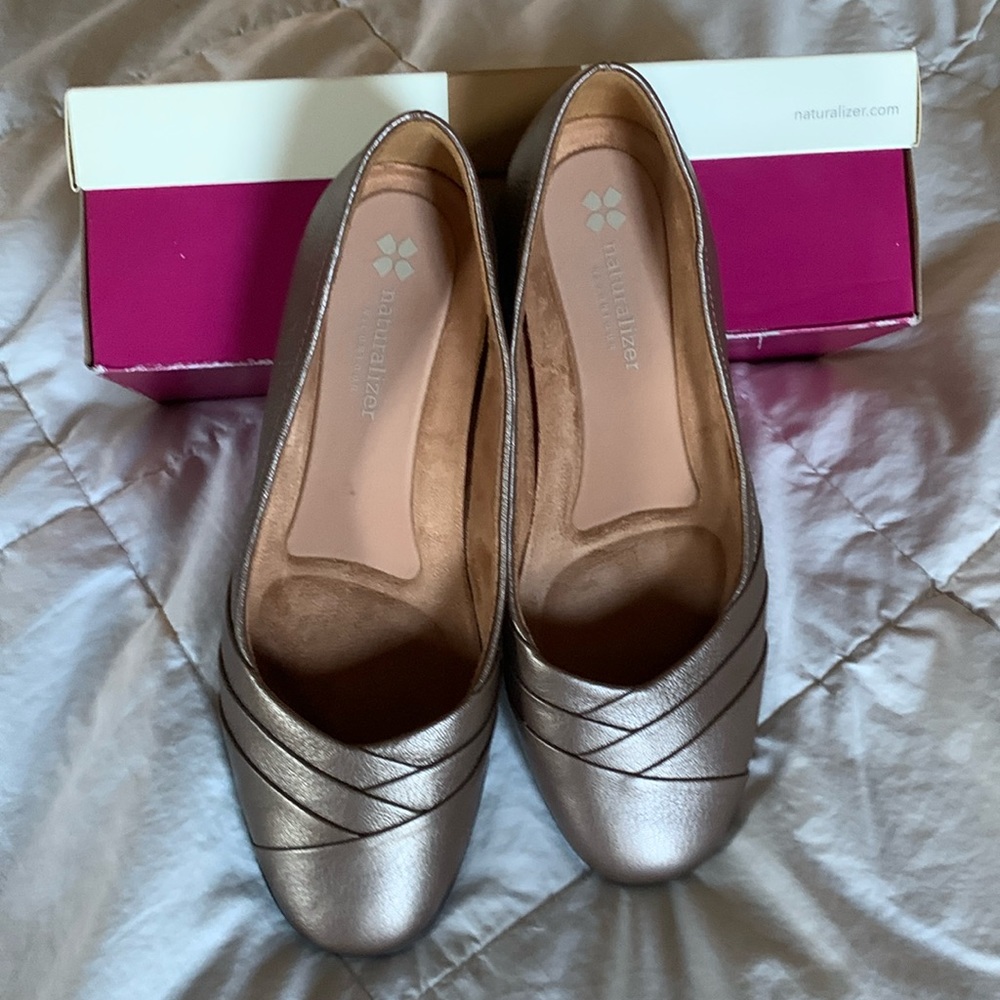 Naturalizer shoe women flats gold bronze size 8 W LAST CHANCE